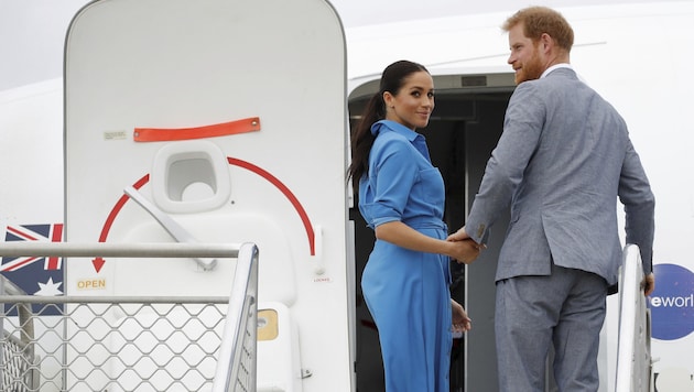 Prinz Harry und seine Meghan vor dem Abflug vom Inselkönigreich Tonga (Bild: AP)