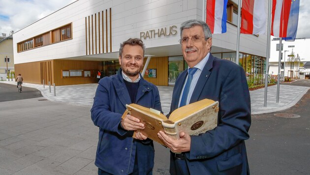 Mit dem „Goldenen Gästebuch“: Bürgermeister Peter Schröder (re.) mit Daniel Hora von den Megatabs Architekten (Bild: Markus Tschepp)