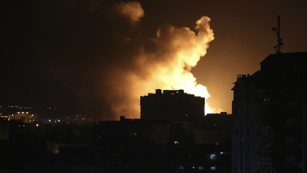 Die israelische Armee feuerte ebenfalls Raketen ab. (Bild: ASSOCIATED PRESS)