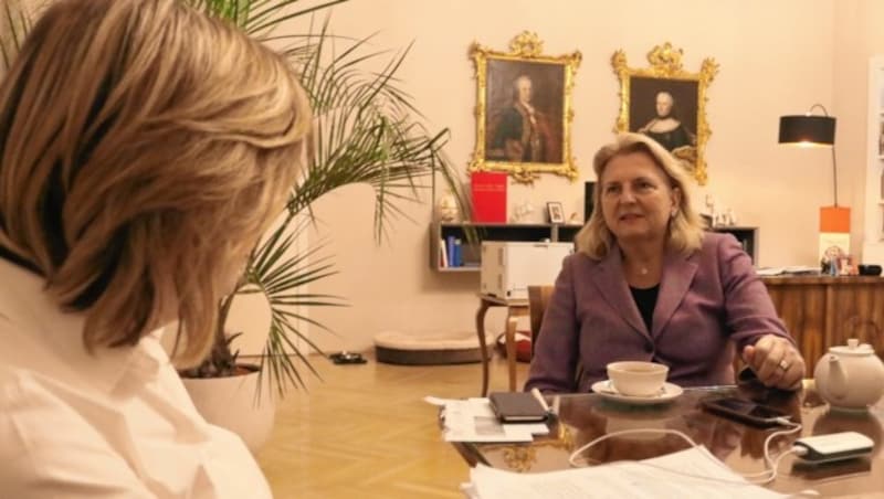 Außenministerin Karin Kneissl im Interview mit Conny Bischofberger (Bild: Zwefo)