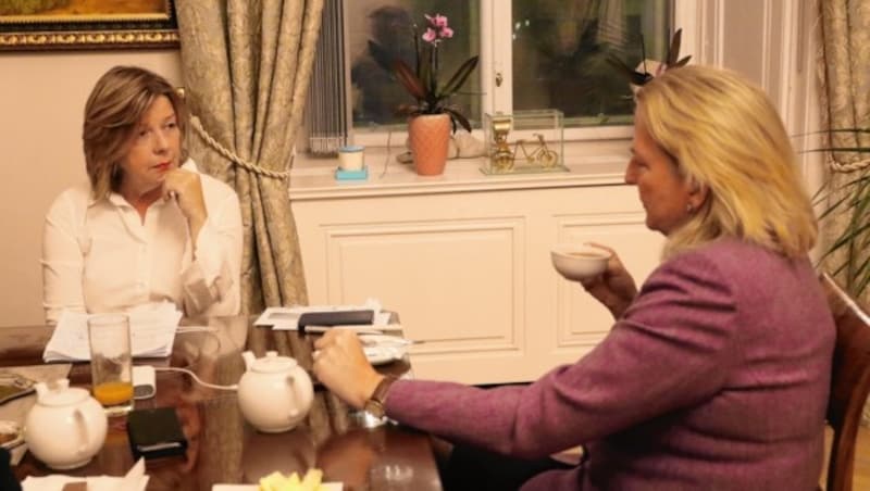 Außenministerin Karin Kneissl im Interview mit Conny Bischofberger (Bild: Zwefo)