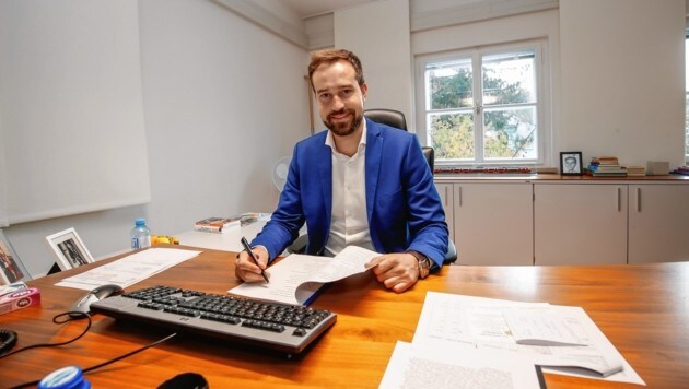 Salzburg, Verkehrslandesrat Landesrat Stefan Schnöll im Krone Interview Stefan Schnöll auf seinem Schreibtisch (Bild: Markus Tschepp)