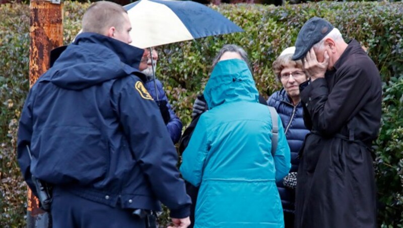 Geschockte Besucher der Synagoge nach der Schießerei (Bild: AP)