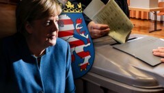 Die Wahl in Hessen brachte die nächste Ohrfeige für Kanzlerin Angela Merkel. (Bild: AFP, AP, krone.at-Grafik)