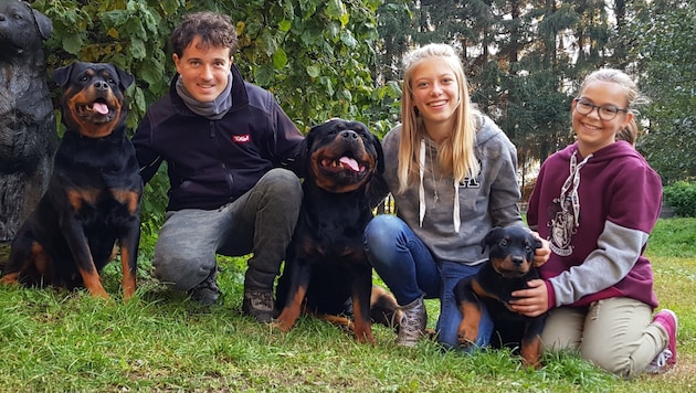 Lucas Zolgar mit seinen drei Rottweilern sowie Franziska und Antonia. (Bild: Zolgar)