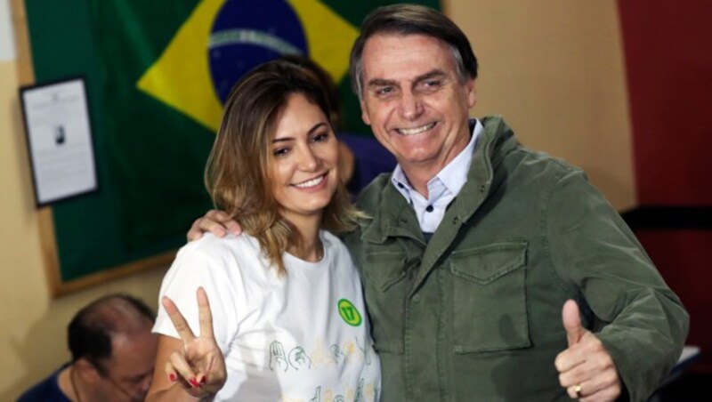 Jair Bolsonaro mit seiner Ehefrau Michelle (Bild: AP)