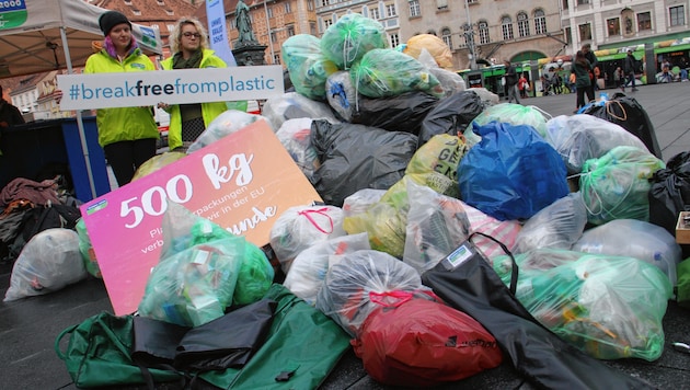 Die Welt erstickt in Plastik. Das wurde am Montag eindrucksvoll in Graz demonstriert. (Bild: Jauschowetz Christian)