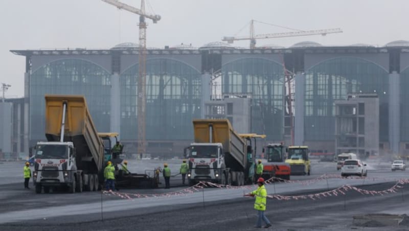 In weiten Teilen ist der neue Flughafen noch Baustelle. (Bild: AP)