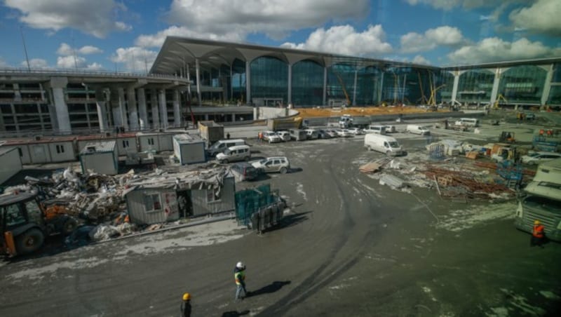 In weiten Teilen ist der neue Flughafen noch Baustelle. (Bild: AP)