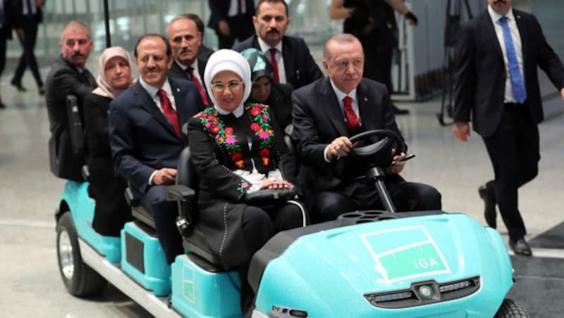 Mit diesem Gefährt führte der stolze türkische Präsident seine Gäste durch den Flughafen. (Bild: AP)