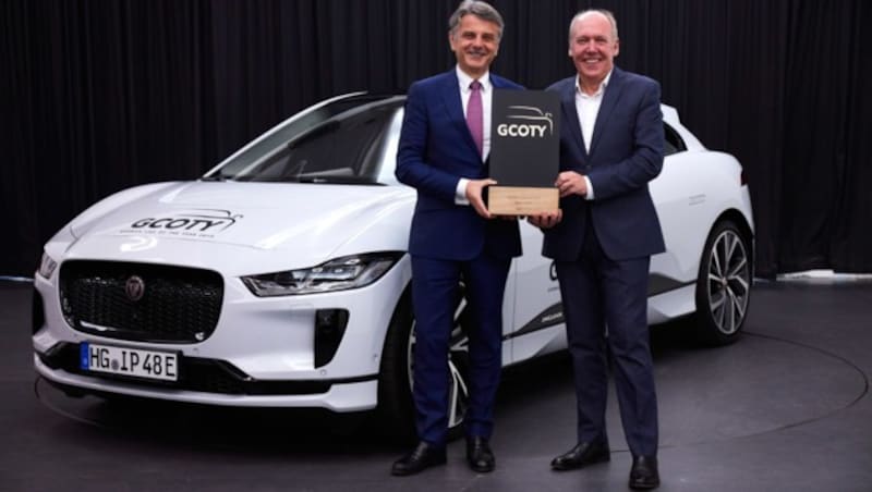 Jaguar Land Rover CEO Dr. Ralph Speth und Jaguar-Chefdesigner Ian Callum nehmen den Award in Empfang. (Bild: Georgina Cox)