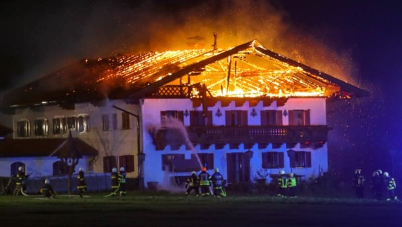 Der Dachstuhl des Bauernhofs in Gilgenberg stand in Vollbrand. (Bild: Pressefoto Scharinger © Daniel Scharinger)