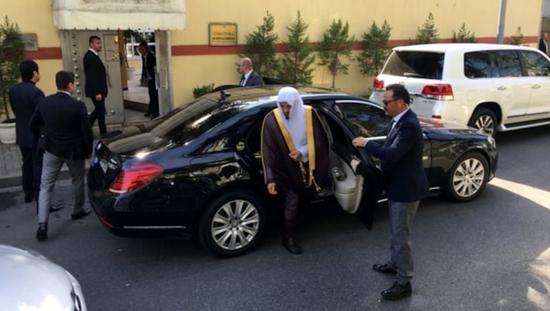 Saudi-Arabiens Generalstaatsanwalt Saud Al-Mojeb vor dem saudischen Konsulat in Istanbul (Bild: AFP or licensors)