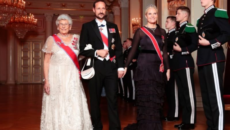 Beim Regierungs-Dinner in Oslo zeige sich die Kronprinzessin Ende Oktober zum ersten Mal nach der Verkündung ihrer schweren Krankheit wieder auf dem royalen Parkett. (Bild: Larsen, Haakon Mosvold / NTB scanpix / picturedesk.com)