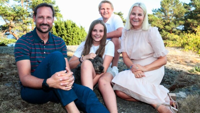 Kronprinz Haakon feierte im Juli 2018 inmitten seiner Familie. Der Kronprinz, Kronprinzessin Mette-Marit und die Kinder Ingrid Alexander und Sverre Magnus lachen in die Kamera. (Bild: AFP)