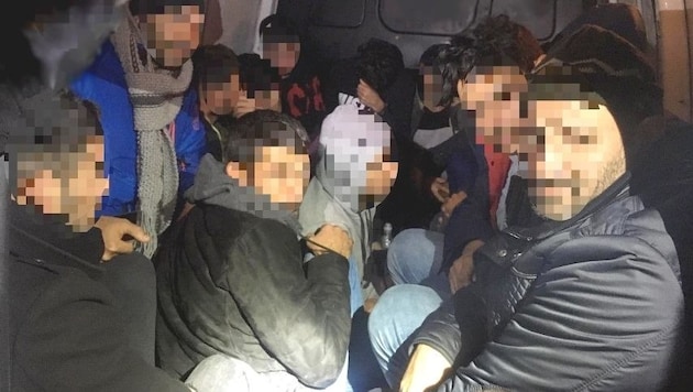 These refugees were freed from a smuggler's truck. (Bild: Deutsche Bundespolizei)