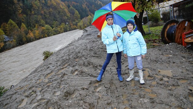 Lisa (10) und Bruder Maurizio (8) aus Möllbrücke: „Wir haben jetzt eine Woche schulfrei!“ (Bild: Uta Rojsek-Wiedergut)