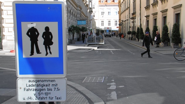 Seit knapp zwei Jahren einer Fußgängerzone nicht würdig. EU-Minister-Treffen hat Baustart verzögert. Stadt Graz investiert zwei Millionen Euro in Neugestaltung. (Bild: Jauschowetz Christian)