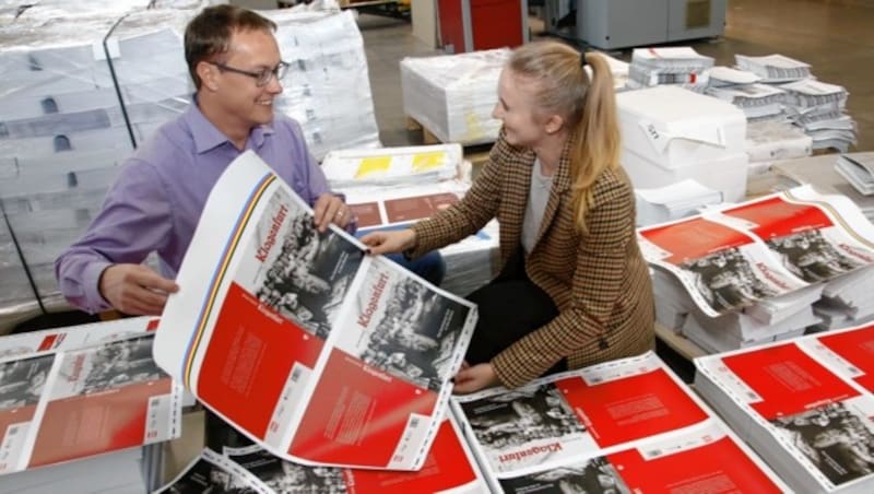 Inmitten von Titelblättern: Walter Kopp und „Krone“-Redakteurin Clara Milena Steiner. (Bild: Uta Rojsek-Wiedergut)