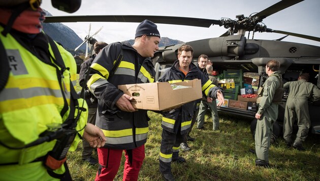 Sieben Hubschrauber des Bundesheeres unterstützen die Einsatzkräfte aus der Luft. Sie versorgen auch die eingeschlossenen Lesachtaler mit Trinkwasser, Lebensmitteln, Aggregaten. (Bild: Bundesheer)