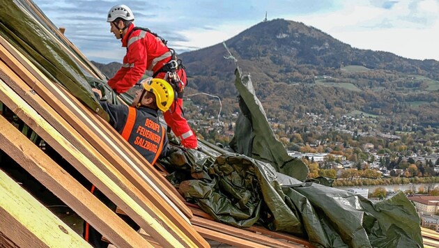 Die Höhenretter der Berufsfeuerwehr mussten erneut auf das Festungs-Dach (Bild: Markus Tschepp)