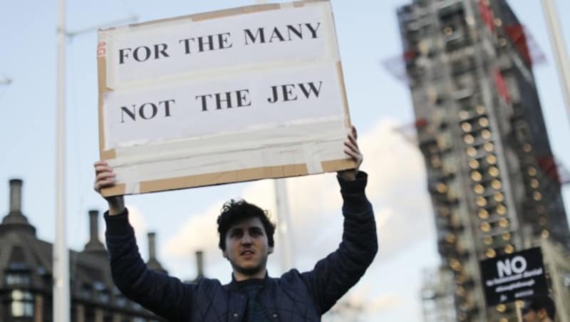 Ein Mitglied der jüdischen Gemeinschaft hält bei einem Protest gegen Antisemitismus in der Labour-Partei in London eine Tafel hoch. (Bild: AFP)