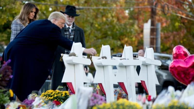 Donald Trump legt zum Gedenken an die ermordeten Juden in Pitsburgh einen Stein aus dem Weißen Haus ab. (Bild: AP)