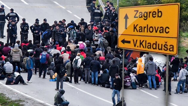 Flüchtlinge an der Grenze zu Kroatien (Bild: AFP, krone.at-Grafik)