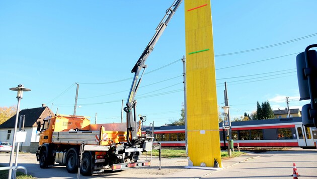 Bis zur roten Markierung - knapp über 10 Meter - würde die Einhausung in die Höhe ragen. (Bild: Horst Einöder)