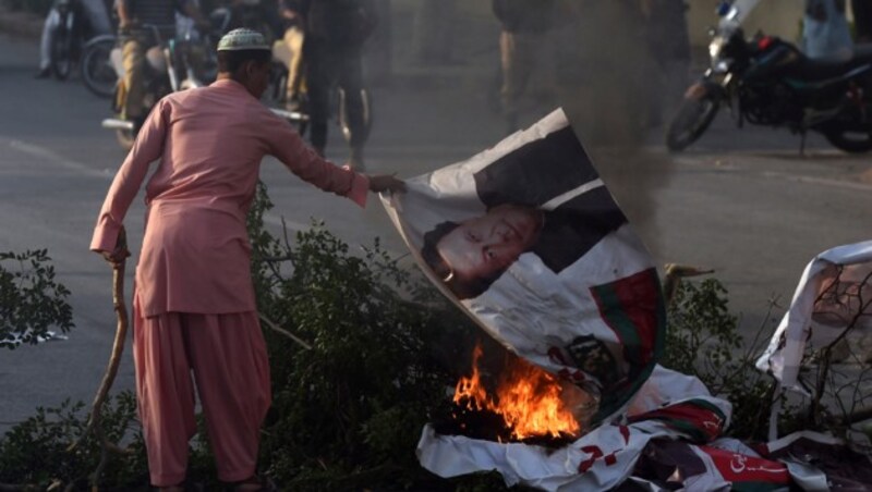Ein aufgebrachter Pakistaner verbrennt nach dem Freispruch von Asia Bibi ein Plakat von Pakistans Premierminister Imran Khan. (Bild: AFP or licensors)