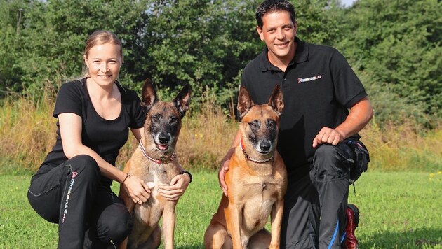 Mario Druml und Ehefrau Marion mit ihren belgischen Schäferhunden „Ebola“ und „Kulta“. (Bild: Hannes Wallner)