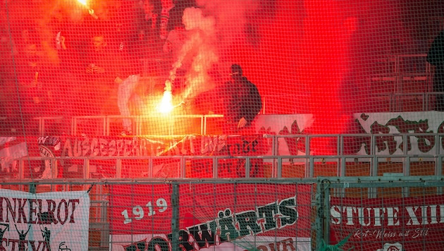 Die Fans von Vorwärts Steyr wurden nach dem Derby in Linz von Hooligans überfallen. (Bild: SPORTMEDIAPICS.COM / MANFRED BINDER)