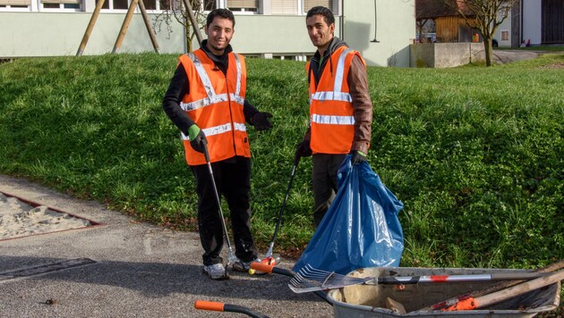 In Molln halfen und helfen Asylwerber zum Beispiel bei Reinigungsarbeiten. (Foto aus dem November 2017) (Bild: © Jack Haijes)