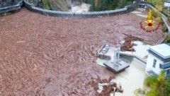 Eine Luftaufnahme zeigt einen Staudamm in den Dolomiten nach schweren Unwettern am 3. November 2018 (Bild: AFP)