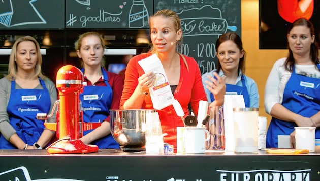  Christina Bauer in der Showküche im Europark: Sie erläutert den Teilnehmern genau, wie viel Mehl, wie viel Zucker und wie viel Butter in den Teig kommen muss. Dann wird geknetet. (Bild: Doris Wild)