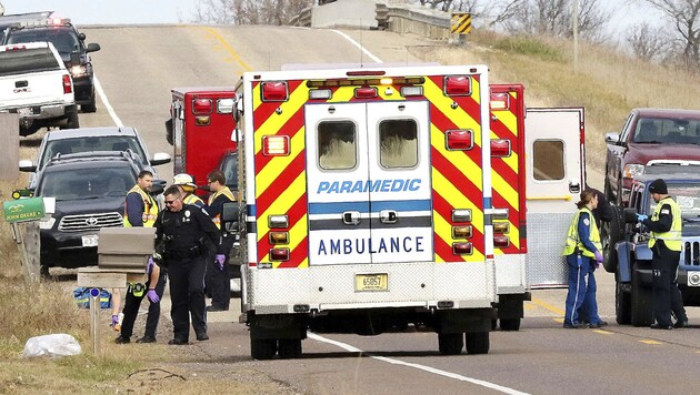Einsatzkräfte an der Stelle, wo die Pfadfinderinnen und ihre Betreuerin von einem Pick-up-Truck überfahren wurden. (Bild: AP)