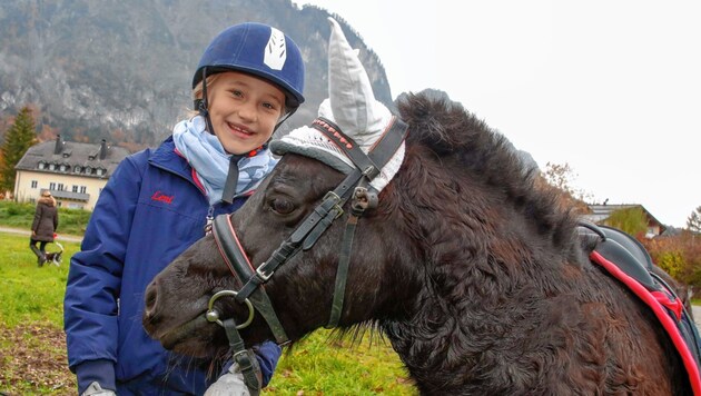 Leni mit ihrem geliebten Pferd „Apanatschi“ (Bild: Markus Tschepp)