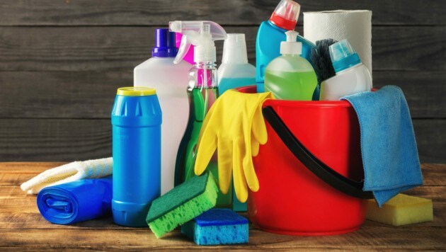 Es braucht nicht unzählige Putzmittel, Einweg-Tücher und Co.: Mit drei Reinigern kommt man durch. (Bild: ©kucherav - stock.adobe.com)