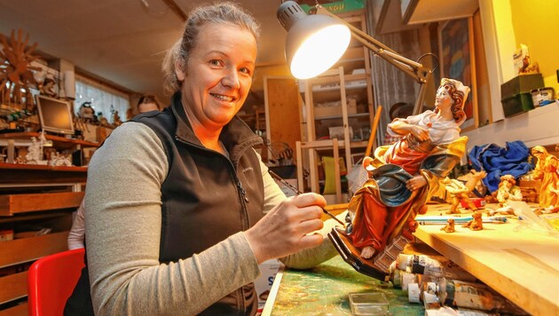Ilona Lüftenegger beim Bemalen einer Figur. Sie hat unter anderem das Vergolden von der Pike auf gelernt. (Bild: Markus Tschepp)