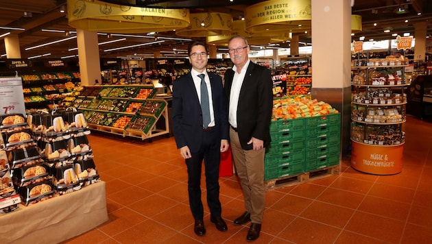 Interspar-Österreich-Chef Markus Kaser (li.) mit Bürgermeister Gerald Hackl im neuen Interspar. (Bild: FOTOKERSCHI.AT)