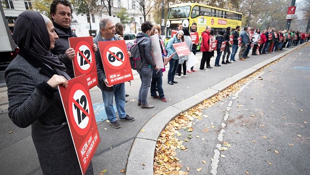 Vor dem Sozialministerium demonstrierte Anfang November die Gewerkschaft gegen das Arbeitszeitgesetz. (Bild: APA/GEORG HOCHMUTH)