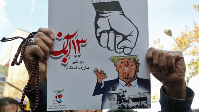 Ein wütender Demonstrant in Teheran zeigt, mit welcher Wucht die „iranische Faust“ US-Präsident Donald Trump treffen wird. (Bild: APA/AFP/ATTA KENARE)