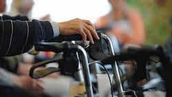 Der Angreifer braucht einen Rollator, hatte aber eine Hand fürs Messer frei und ging in Linz auf den E-Scooter-Fahrer los (Bild: dpa/Christoph Schmidt)