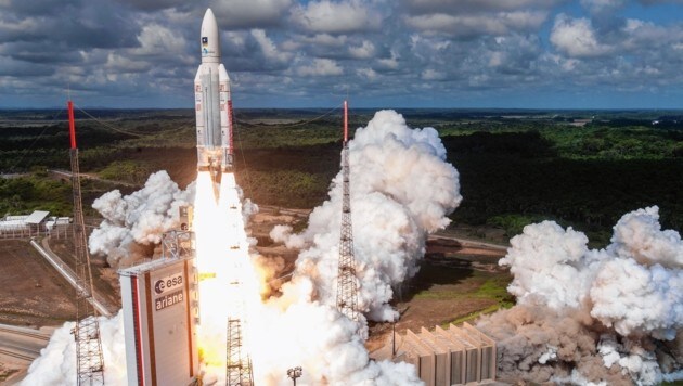 Eine europäische Ariane-Rakete hebt mit mehreren Galileo-Satelliten in Richtung All ab (Bild: AFP)