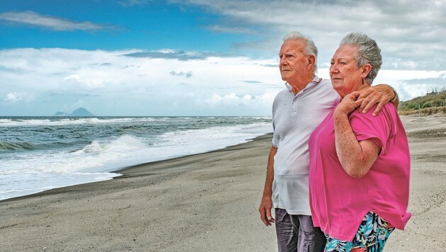 An diesem Strand rettete Gus Hutt (im Bild mit Frau Sue) den Buben. (Bild: AP)