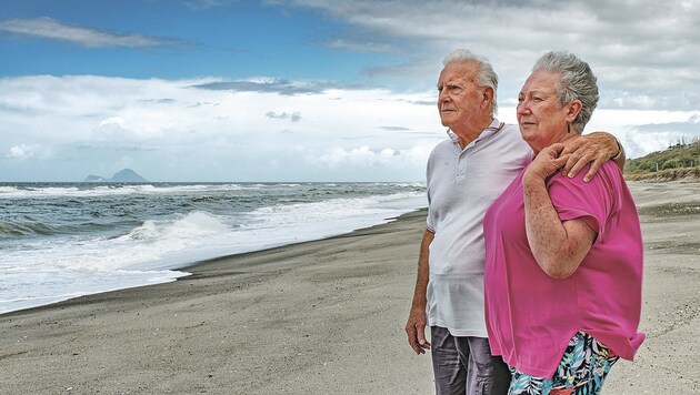 An diesem Strand rettete Gus Hutt (im Bild mit Frau Sue) den Buben. (Bild: AP)