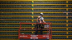 In Mining-Farmen erzeugt stromhungrige Spezial-Hardware die Kryptowährung Bitcoin. (Bild: AFP)
