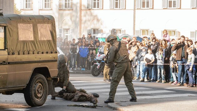 Dieses Foto von der Grazer Heeresschau erhitzt die Gemüter - Grüne verurteilen die Gewalt. (Bild: Stadt Graz Fischer)