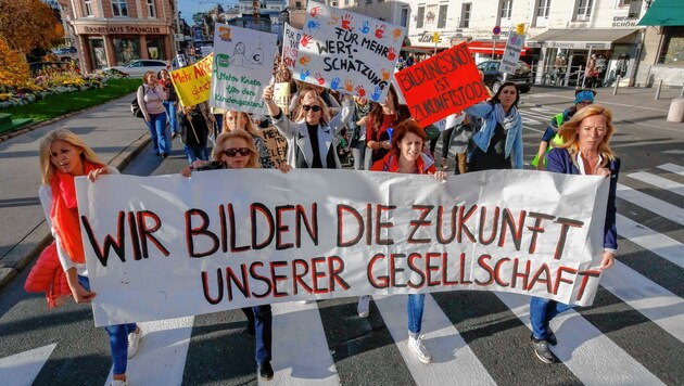 1.200 Pädagoginnen marschierten bei der Demonstration mit ihren Transparenten bis zum Residenzplatz. (Bild: MARKUS TSCHEPP)