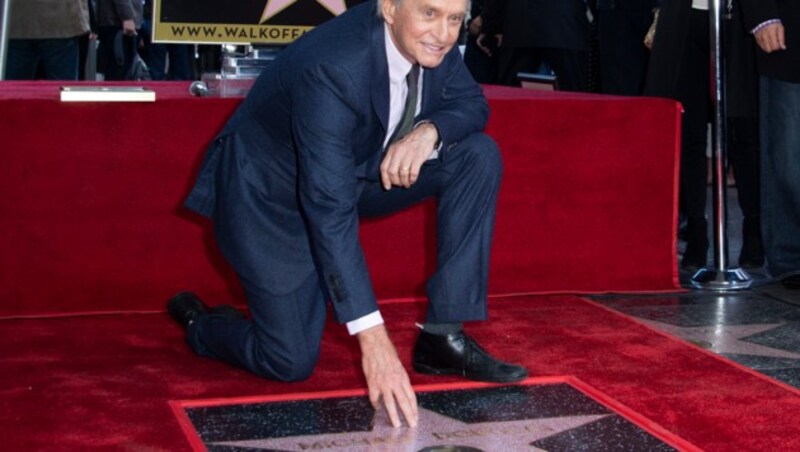 Michael Douglas mit seinem Stern am „Walk of Fame“ (Bild: AFP or licensors)